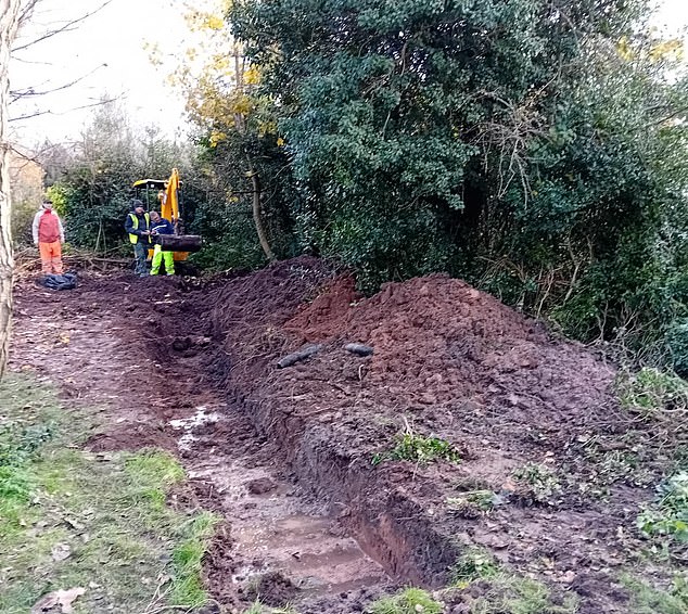الإنفاق: أنفق مارك ليدسوم المال في محاولة حل مشكلة خزان الصرف الصحي القديم قبل الفوز بمطالبته القانونية