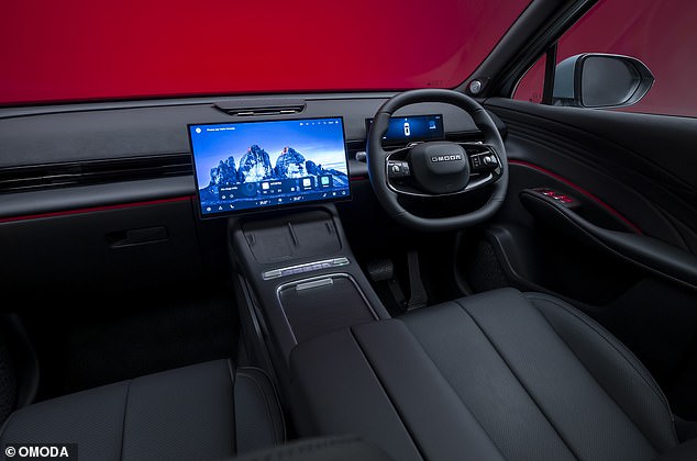 تحتوي جميع موديلات OMODA 7 على شاشة مركزية تعمل باللمس مقاس 15.6 بوصة وشاشة عرض رقمية للعدادات مقاس 10.25 بوصة بالإضافة إلى الكثير من الميزات الفاخرة