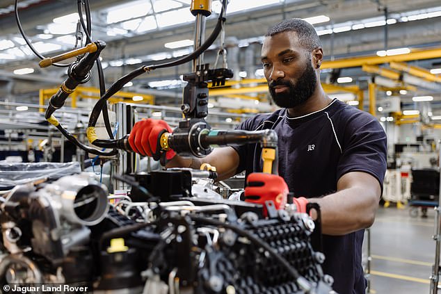 عاد عمال جاكوار JLR الأوائل إلى أرضيات المصنع فقط في 7 أكتوبر كجزء من 