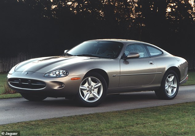 تخطي سيارة جاكوار XK8 سعة 4.0 لتر التي ظهرت في مطلع الألفية وتوجه إلى محرك V8 سعة 4.2 لتر بدلاً من ذلك