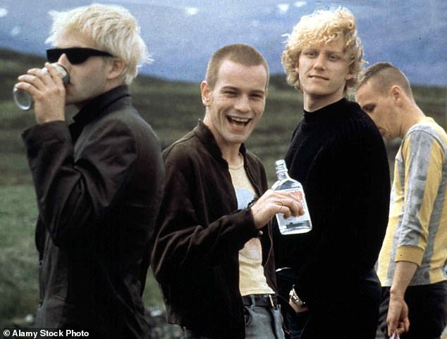 الاختراق: رواية إيرفين لعام 1993 Trainspotting تم تحويلها إلى الفيلم الناجح من بطولة الشاب إيوان ماكجريجور (في الوسط)