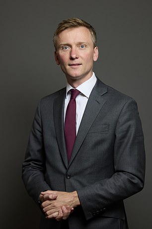 إن اعتداء الحكومة على المعاشات التقاعدية يتعارض مع الوعد الذي قطعه هذا العام وزير المعاشات تورستن بيل (في الصورة) لبناء 