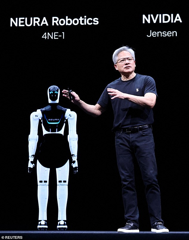 جنسن هوانج، الرئيس التنفيذي لشركة إنفيديا، يستعرض تقنياته في مؤتمر في يونيو