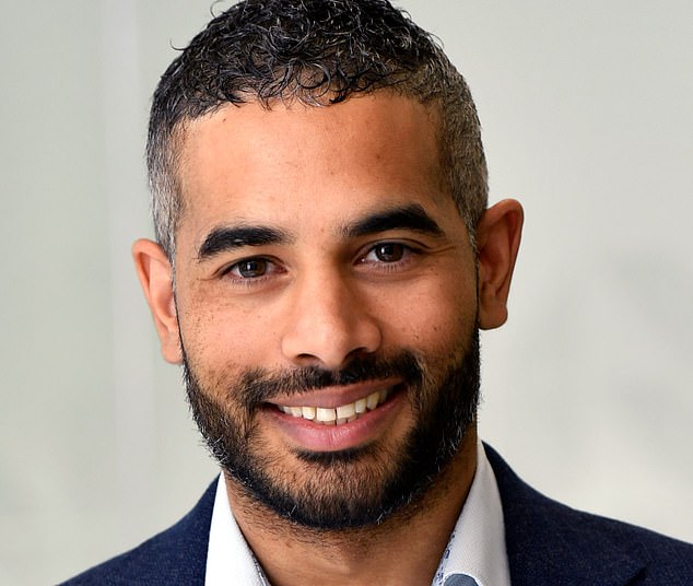 يقول سايمون بيترز من eToro: 