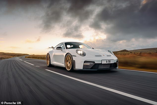 يتم توليد القوة المذهلة لسيارة 911 جي تي 3 البالغة 503 حصانًا من خلال محرك بنزين مسطح بستة أسطوانات بسحب طبيعي سعة 4.0 لتر ينتج عزم دوران هائل يبلغ 450 نيوتن متر