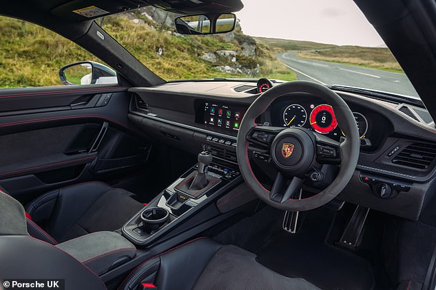 وهي متوفرة مع علبة تروس نصف أوتوماتيكية مزدوجة القابض ذات سبع سرعات أو - للأصوليين - يدوي تقليدي من ست سرعات. نظرًا لكونها نسخة GT3، فهي تعمل أيضًا بدون المقاعد الخلفية - لذلك لن يقوم السيد والسيدة إيفانز بتوصيل الأصدقاء والعائلة في أي وقت قريب