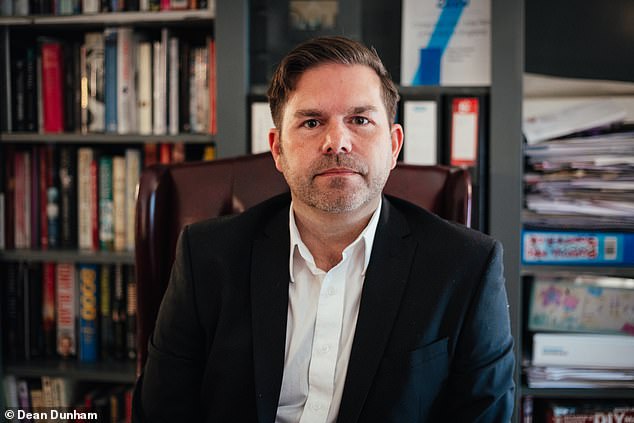 يقول محامي المستهلك دين دونهام إنه من المهم تحديد شروط الإقراض الخاص بك قبل الالتزام به