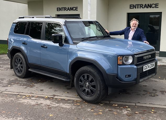 تشمل الميزات عجلات معدنية مقاس 20 بوصة، وقضبان سقف، وسقف بانورامي، وتنجيد جلدي، وشاشة لمس متعددة الوسائط مقاس 12.3 بوصة، وشاشة عرض رأسية، ونظام صوتي فاخر من JBL مزود بـ 14 مكبر صوت