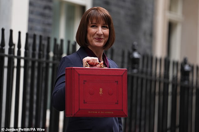 تحت النار: من المقرر أن تعلن راشيل ريفز عن غارة ضريبية أخرى في الميزانية