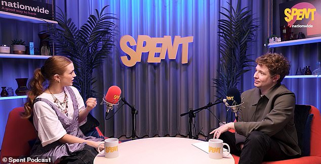 وفي مكان آخر من الحلقة، كشفت مايسي، التي تلعب حاليًا دور البطولة في فيلم The Talented Mr Ripley على West End، عن عاداتها في الإنفاق