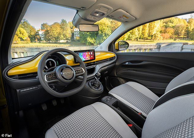 اضطرت شركة فيات أيضًا إلى إعادة صياغة المقصورة قليلاً لسيارة 500 Hybrid حتى تتمكن من تسهيل عصا التروس اليدوية