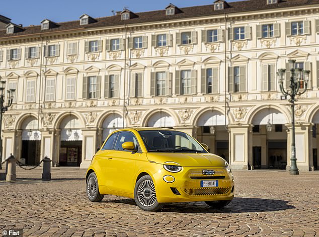 تتميز السيارة الهجينة أيضًا بفتحة صغيرة في الشبكة الأمامية لتوفير التبريد لمحرك البنزين الصغير ثلاثي الأسطوانات والذي تم ضغطه أسفل غطاء المحرك