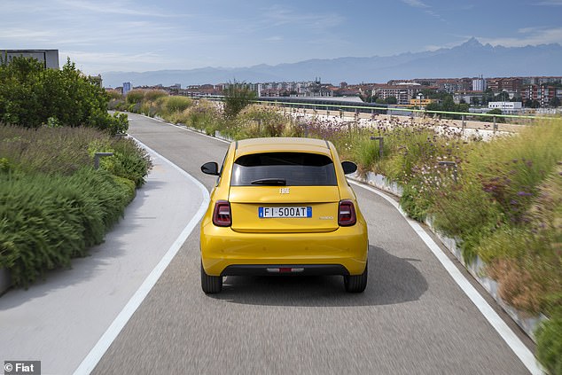 من الناحية البصرية، تبدو السيارة الهجينة والكهربائية 500e متطابقة تقريبًا. حيث يمكنك معرفة الفرق هو التضمين الواضح لأنبوب العادم في الخلف