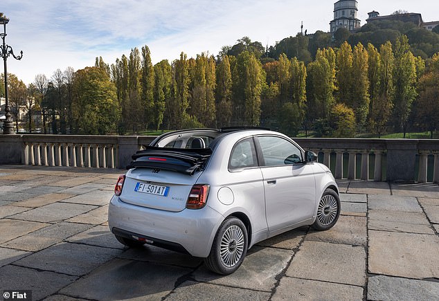 سيكون إصدار 500C Hybrid Cabriolet (في الصورة) أبطأ؛ من حالة التوقف التام، يستغرق الأمر 17.3 ثانية للوصول إلى 62 ميلاً في الساعة