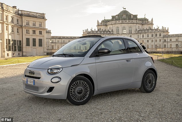 يتم تشغيل سيارة Fiat 500 Hybris الجديدة بمحرك بنزين ثلاثي الأسطوانات سعة 1.0 لتر مزود بشاحن توربيني بقوة 64 حصانًا مع بطارية ليثيوم أيون إضافية بقوة 12 فولت. سيتم إرسال القوة إلى العجلات الأمامية عبر علبة تروس يدوية من ست سرعات