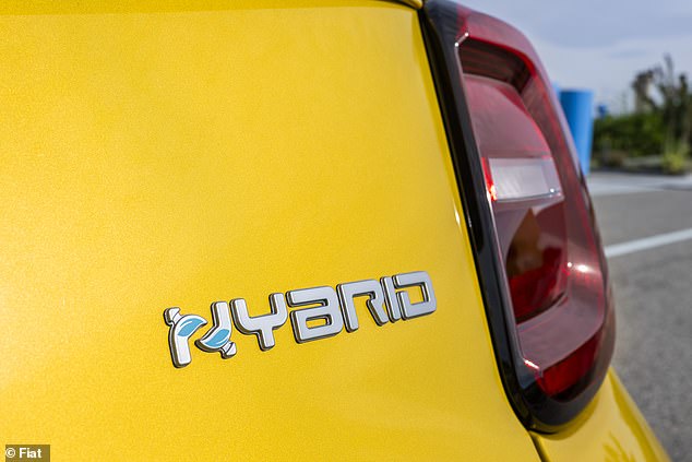 اضطرت شركة فيات إلى إدخال نظام دفع هجين في منصة طراز 500e بسبب قلة الطلب على سيارة المدينة الكهربائية ولوائح السلامة الأوروبية الجديدة التي تحكم أن البنزين القديم 500 لم يعد صالحًا للبيع.