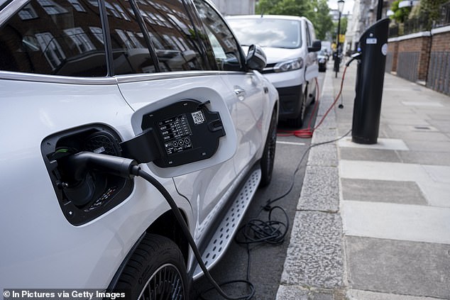 سيكون نظام الدفع لكل ميل بالإضافة إلى معدل VED البالغ 195 جنيهًا إسترلينيًا سنويًا الذي يتعين على سائقي السيارات الكهربائية دفعه منذ أبريل من هذا العام بموجب الإجراءات الجديدة التي أنهت إعفاء المركبات الكهربائية من ضريبة الطرق