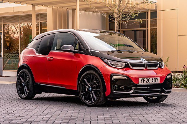 يمكن العثور على سيارة BMW i3 مستعملة بسعر 13.561 جنيهًا إسترلينيًا. عادة ما تكون السيارات الكهربائية الجديدة أكثر تكلفة من إصدارات البنزين المماثلة. لكن قيمة المركبات الكهربائية تنخفض بسرعة أكبر بكثير