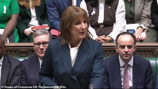 أما بالنسبة للمعاشات التقاعدية، فإن قرار وزير الخزانة بتضييق الخناق على ما يسمى بترتيبات التقاعد للتضحية بالراتب هو قرار مجنون بنفس القدر، كما يقول جيف بريستريدج