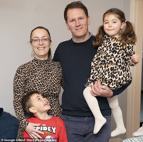 والأسوأ من ذلك: جيمس ودانييلا سبوندر وأطفالهما لوكا، خمسة أعوام، وأليسيا، ثلاثة أعوام