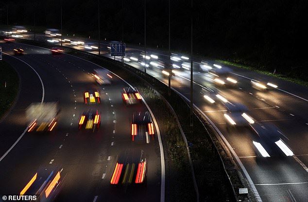 يعتقد كينج أن نظام الدفع لكل ميل لن يتم تطبيقه على مركبات البنزين والديزل، التي تدفع بالفعل ما يقرب من 52 بنسًا لكل لتر كرسوم في المضخات