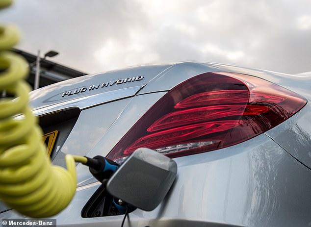 يقول رئيس AA إدموند كينغ إن فرض ضرائب الدفع لكل ميل على السيارات الهجينة أمر معيب