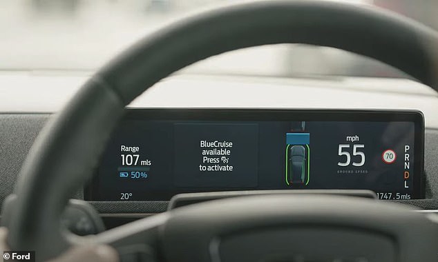 لا يمكن تفعيل BlueCruise إلا عن طريق زر على عجلة القيادة عندما تكون السيارة على طريق سريع يقع ضمن 