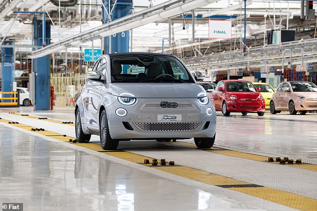 أوقفت شركة Stellantis، الشركة الأم لشركة فيات، إنتاج السيارة الكهربائية 500e مؤقتًا في سبتمبر 2024 لمدة سبعة أسابيع بسبب قلة الطلب على سيارة المدينة التي تعمل بالبطارية.