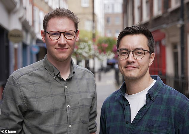 على علم: علي آدم، على اليسار، وجيسون ميرفي، على اليمين، مؤسسان مشاركان لشركة Chest الناشئة في مجال التكنولوجيا المالية