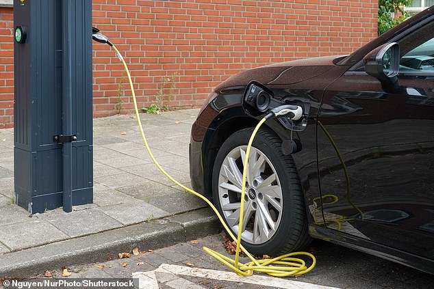 قال مكتب OBR إنه يتوقع أن تؤدي الضريبة الجديدة لكل ميل إلى خفض مبيعات السيارات الكهربائية بمقدار 440 ألفًا خلال بقية العقد