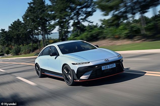 سيغطي Ioniq 6 N التسارع من 0 إلى 62 ميلاً في الساعة خلال 3.2 ثانية وسرعة قصوى تبلغ 161 ميلاً في الساعة عند وصول السيارة الكهربائية ذات الأداء العام المقبل