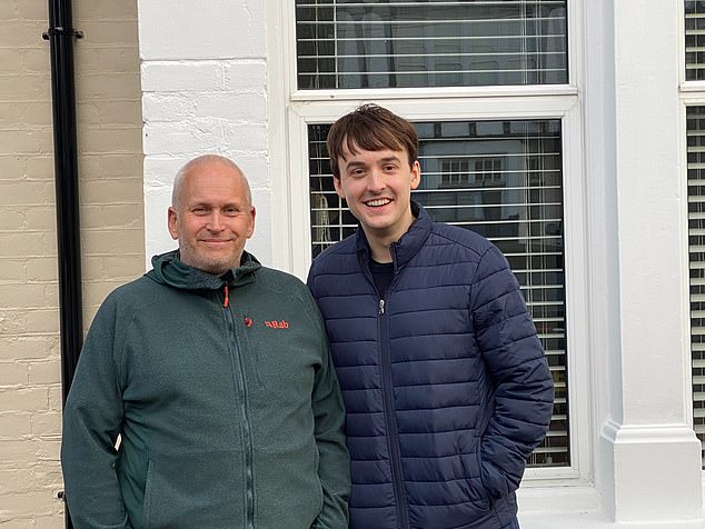 إنهاء عقد الإيجار: يقول الناشط هاري سكوفين (على اليمين) إن المشترين أصبحوا حذرين بشكل متزايد من شراء الشقق بإيجارات الأرض كما أصبحت مواقف المقرضين أكثر تحفظًا