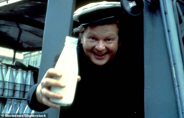 أسرع بائع حليب: بيني هيل في دور إيرني الذي حصل على المركز الأول في المملكة المتحدة بأغنيته الجديدة