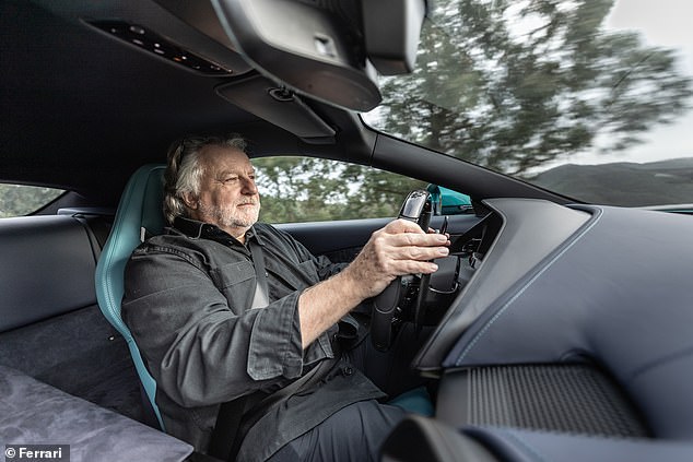 على الرغم من مؤهلاتها كسيارة خارقة وإمكانات الأداء، تتمتع أمالفي الجديدة بأجواء سيارة رياضية قوية ولكن يمكن التحكم فيها