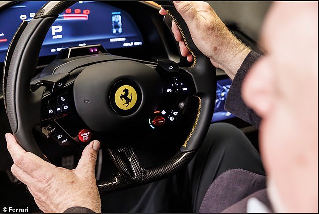 اعترف رؤساء فيراري بأنهم عند إطلاق أمالفي الجديدة خضعوا للانتقادات - وعلى الأخص من عملائهم الأثرياء - الذين وجدوا شاشة اللمس والمنزلقات اللمسية أو القريبة اللمس في طراز روما مثيرة للغضب.