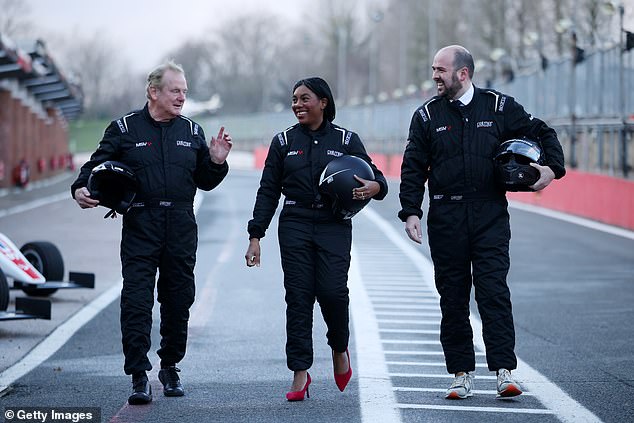 وقال المحافظون الأسبوع الماضي إنهم سيلغي الحظر على مركبات البنزين والديزل الذي فرضه حزب العمال إذا فازوا في الانتخابات المقبلة.