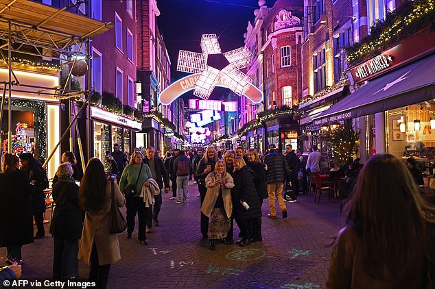 شارع كارنابي في وسط لندن - أحد أكثر مناطق التسوق ازدحامًا في بريطانيا