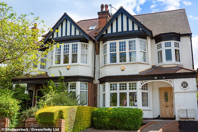 مكلفة: دفع البريطانيون 13.7 مليار جنيه إسترليني كرسوم دمغة في 11 شهرًا فقط هذا العام