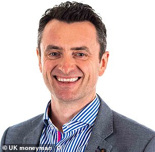 مالكولم ديفيدسون هو المدير الإداري لرجل المال في المملكة المتحدة