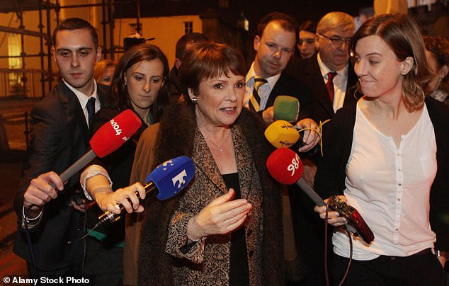 في خضم الأمر: مجموعة صحفية تحيط بدانا في عام 2011 أثناء محاولتها الفاشلة لتصبح رئيسة أيرلندا