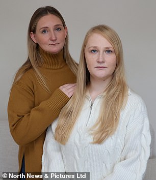 تعتقد كيرستي، على اليسار، وسارة أن والدتهما كانت تنوي ترك المنزل لهما