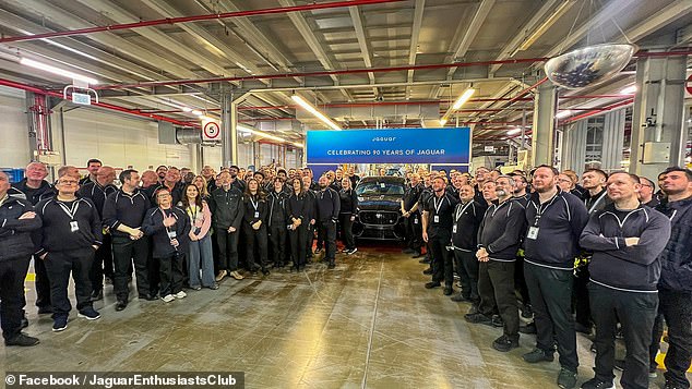 تُظهر الصور تجمع القوى العاملة في سوليهال بأعداد كبيرة لإلقاء التحية للبنزين النهائي في جو يوصف بأنه 