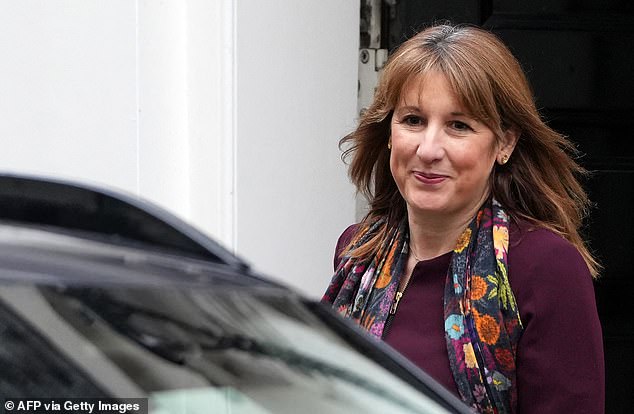 متردد: السياسات المالية لحزب العمال، مثل زيادة الحد الأدنى للأجور، جعلت بعض أصحاب العمل أقل رغبة في تعيين موظفين جدد