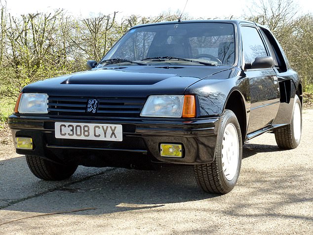 كانت بيجو هي العلامة التجارية للسيارات التي شهدت أكبر ارتفاع في القيم الكلاسيكية في المملكة المتحدة في عام 2025، وقد ساعدت بشكل كبير في المبيعات رفيعة المستوى لسيارة 205 T16 النادرة الخاصة (في الصورة)