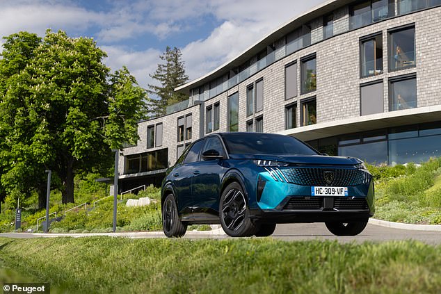 لماذا تشتري المحرك المزدوج عندما يوفر لك المدى الطويل الكثير من الأميال بشحنة واحدة؟ المدى الطويل بقوة 210 حصانًا والذي يمكنه قطع مسافة 435 ميلًا وتكلف حوالي 52 ألف جنيه إسترليني، لكن المحرك المزدوج يمكنه فقط قطع ما يزيد قليلاً عن 300 ميل مقابل رسوم