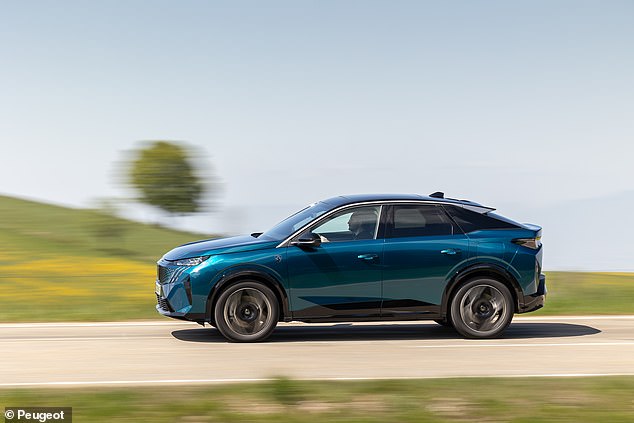 صامت وخفي: تألق جهاز e-3008 لأنه لم يكن هناك سوى همس من ضوضاء الطريق القادمة