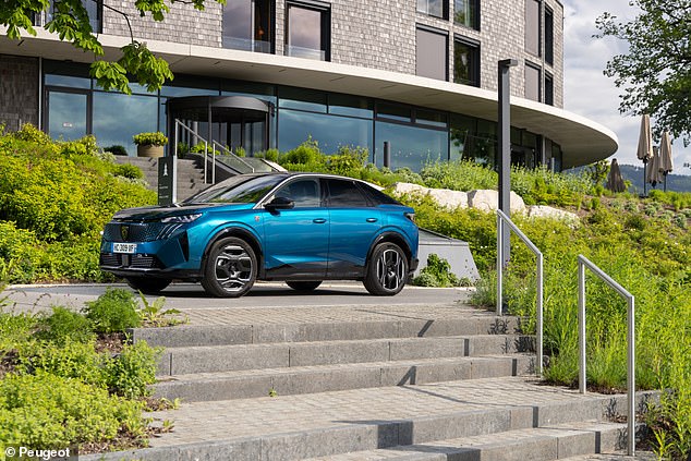 لكن طراز المحرك المزدوج أكثر من ذلك - 56.290 جنيهًا إسترلينيًا. أنت في شريحة الأسعار التي تتوقعها من أودي أو مرسيدس