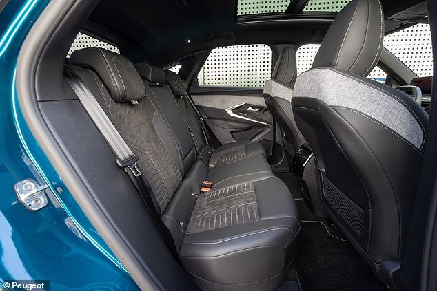 يستهلك السقف البانورامي مساحة الرأس المحدودة بالفعل، وسيجد البالغون الأطول أن مساحة الأرجل ضيقة