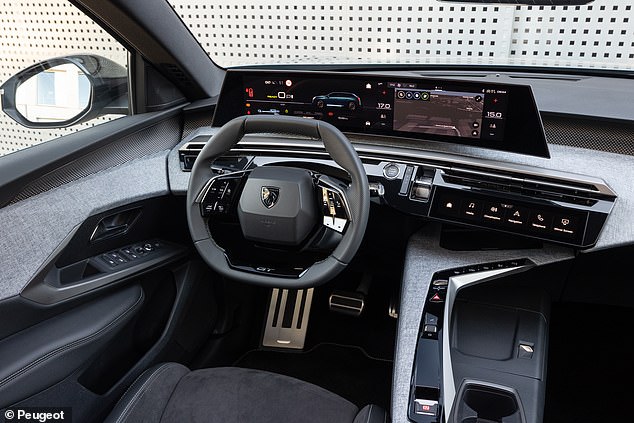 أنت جالس في e-3008 لأن قمرة القيادة تلتف حولك، مع لوحة القيادة المنحنية والعمود المركزي المرتفع الذي يجعلك تشعر بالأعلى. تعد الشاشة 