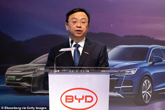 في الأعلى: وانغ تشوانفو هو رئيس مجلس الإدارة والرئيس التنفيذي لشركة BYD